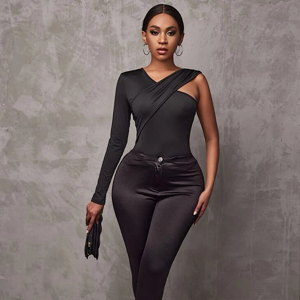 3/30$🤍 SHEIN | 🆕 Black cris cross one shoulder longsleeve shirt